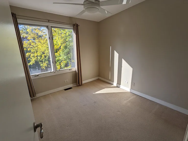 1208 W Fletcher St — Photo 17