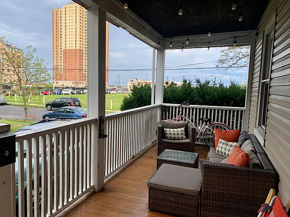 Lovely front porch! Close to beach & boardwalk.