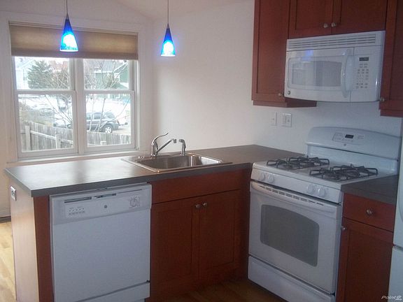 Kitchen w/Breakfast Area