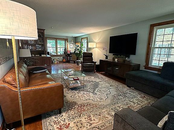 4th image of 680 Olde Oak Dr