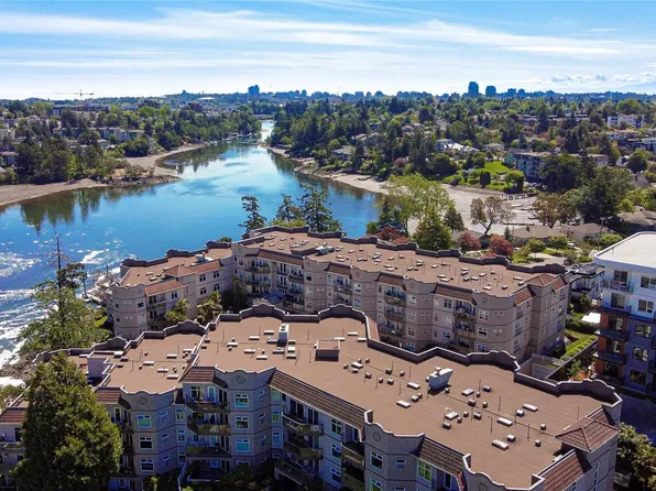 1083 Tillicum Rd #5, Esquimalt, BC V9A 7L7
