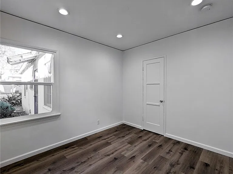 10931 Whipple St — Photo 10