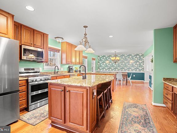 3rd image of 42 Kinsley Ln