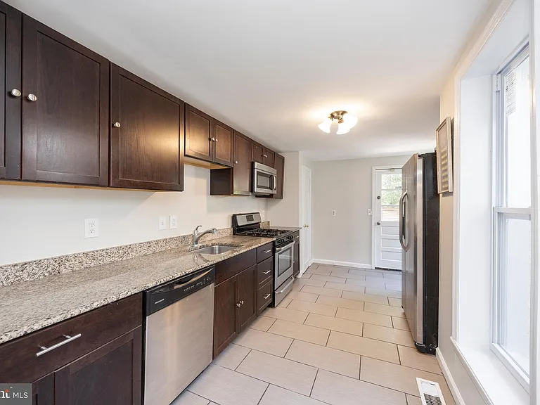 206 E Cross St — Photo 9