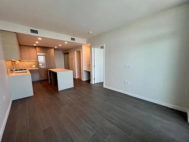 2 bed, 700 sqft, $2,800 — Photo 2