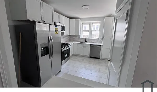 5766 W Jefferson St — Photo 4