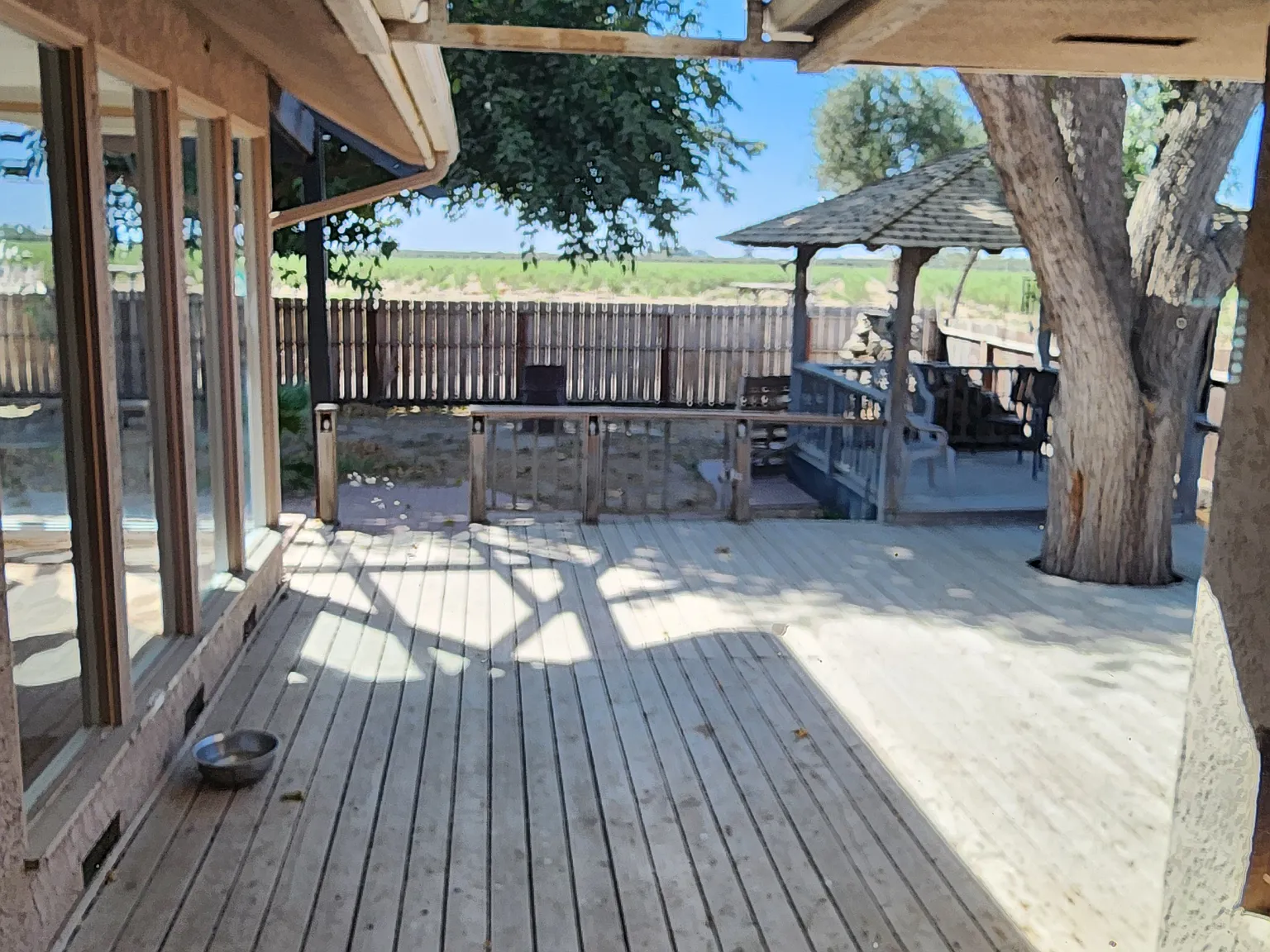 3 bed, 2400 sqft, $2,400 — Photo 4