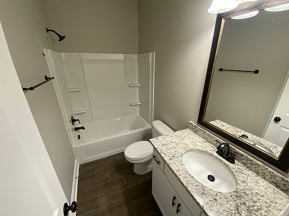 5th image of 207 Hyperion St