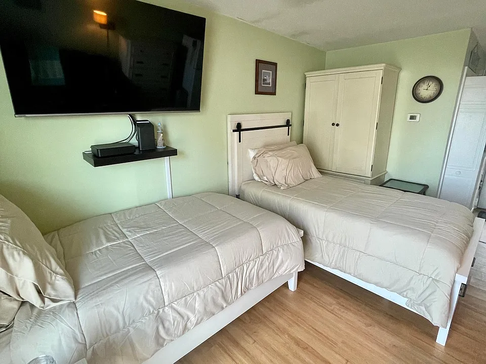 933 Ocean Blvd #22