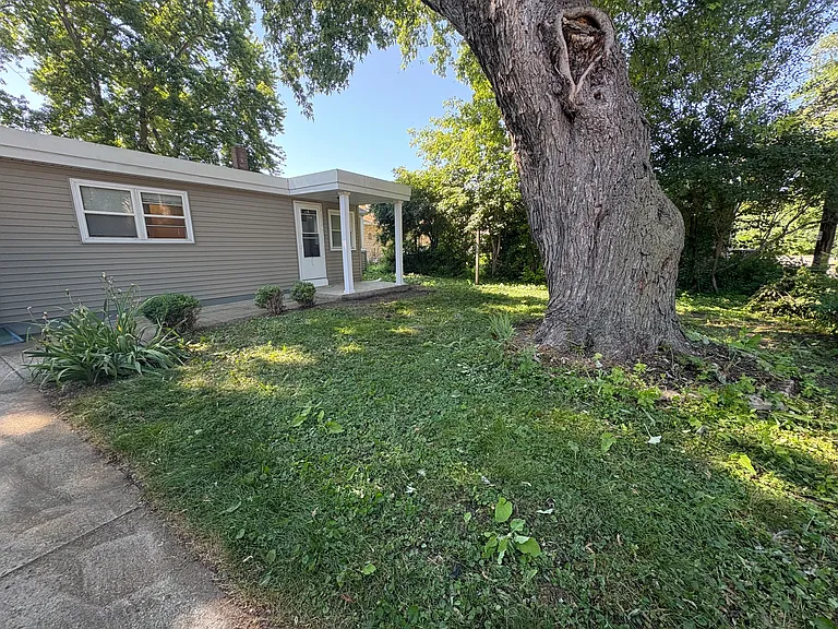 5006 N Port Washington Rd — Photo 3