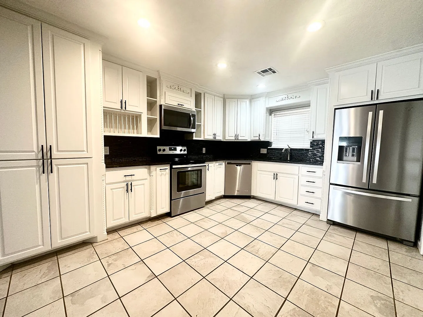 Nicely Updated Home on Lawton's West Side near Shopping and Restaurants — Photo 2