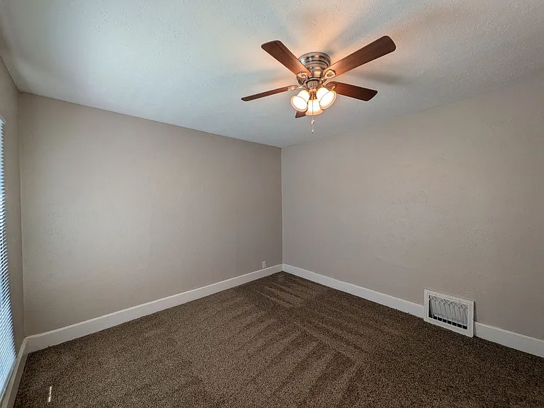 922 Walker St — Photo 20