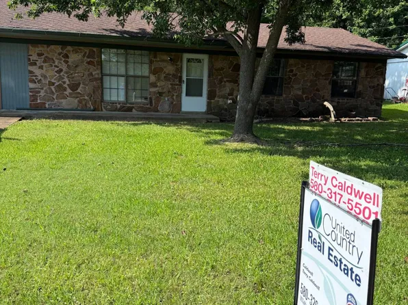 804 E Bissell St, Hugo, OK 74743