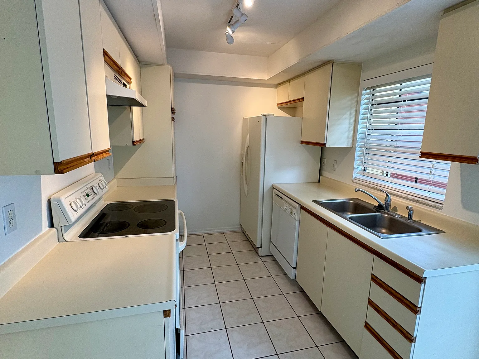 2 bed, 1.5 bath, 990 sqft, $1,600 — Photo 3