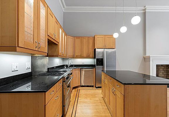 4th image of 565 Henry St
