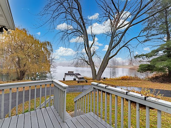 Beautiful composite deck just outside the living room. Lots of beautiful wildlife to watch