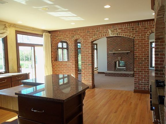 5th image of 2556 Creekside Ln