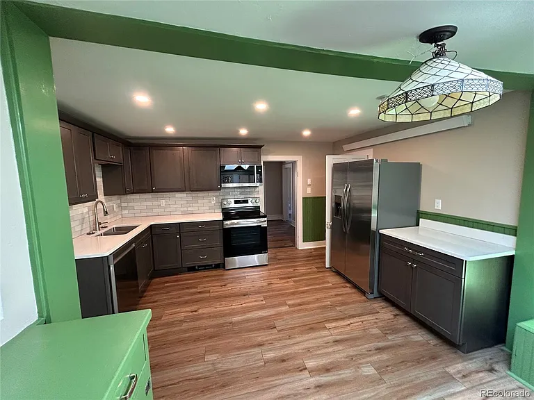 906 Main St — Photo 2