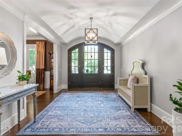 2800 Wintergreen Dr, Charlotte, NC 28211
