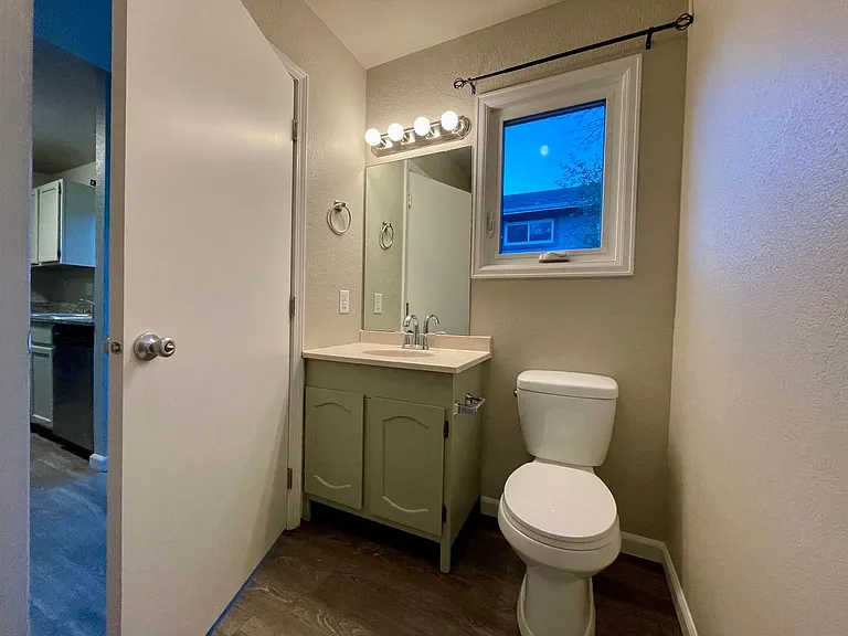 219 N Race St #B — Photo 4