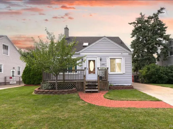 25641 Chalmers St, Roseville, MI 48066