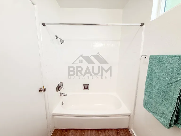 15546 VANOWEN STREET — Photo 14