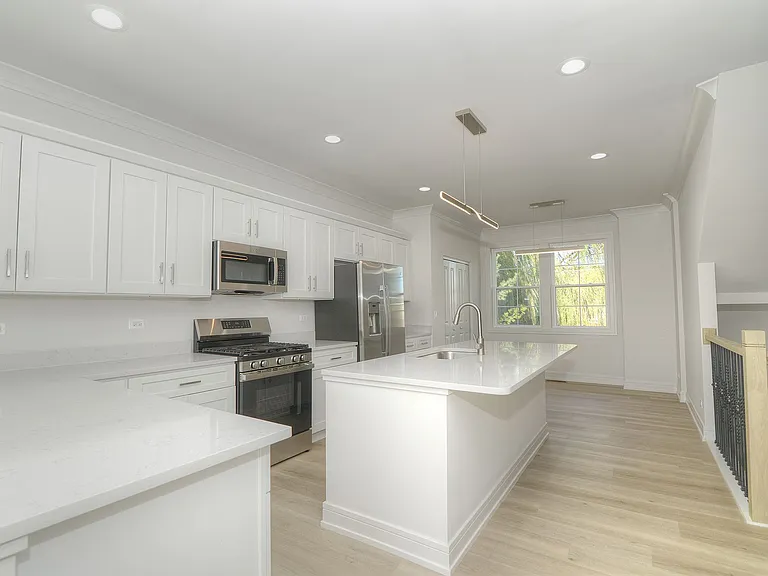 214 N Walnut St — Photo 1