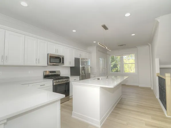 Walnut Grove Townhomes, 214 N Walnut St, Bensenville, IL 60106