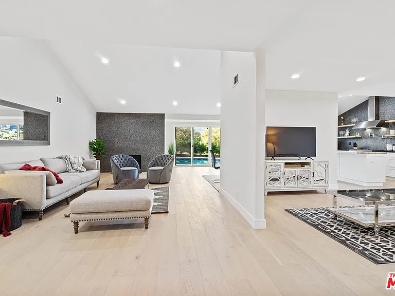 8961 Farralone Ave — Photo 25