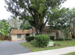 18825 Oakland Hills Dr, Hialeah, FL 33015
