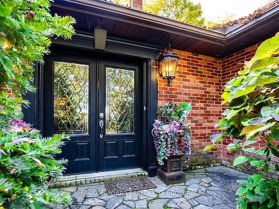 5th image of 735 Lakeshore Rd E