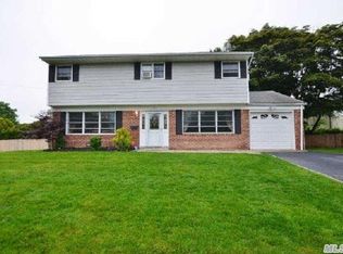 1 W Farms Ln, Commack, NY 11725