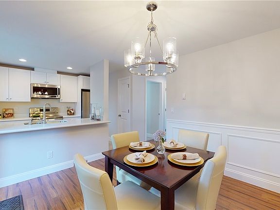 5th image of 4050 W Lake Sammamish Pkwy NE Unit 305