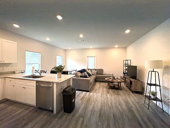 5th image of 1031 McLaren Cir