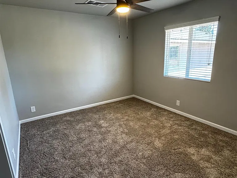 4832 N Fruit Ave — Photo 24