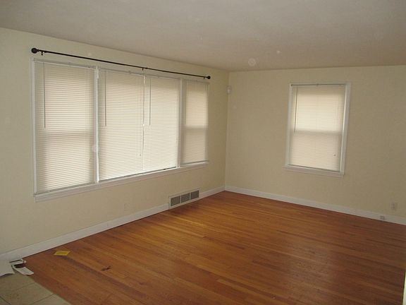3rd image of 8122 Underhill Dr