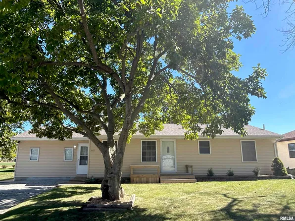 202 Crestlawn Dr, Washington, IL 61571