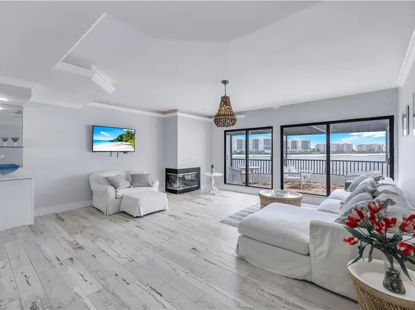 410 La Peninsula BLVD #410, NAPLES, FL 34113