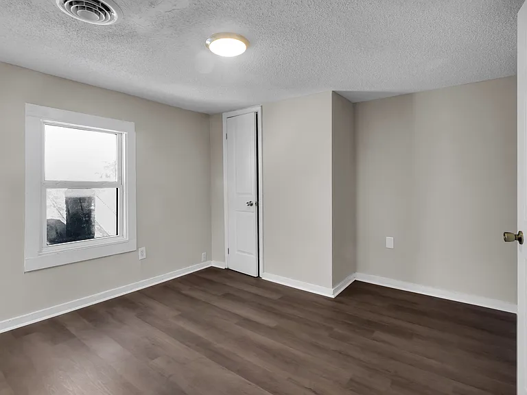 605 1st Ave — Photo 15