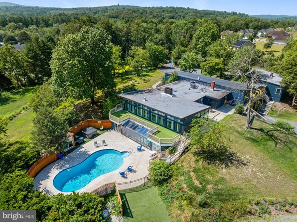 624 Westlake Dr, East Stroudsburg, PA 18302