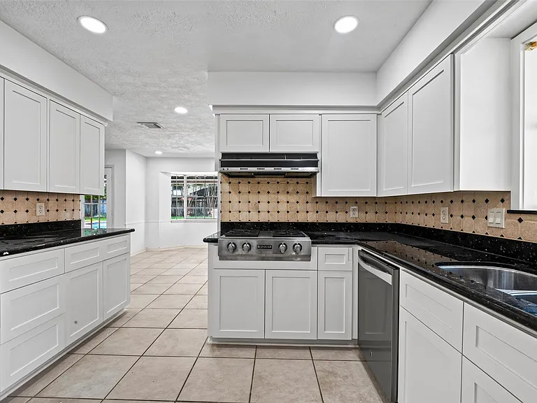 3910 Chile Dr — Photo 10