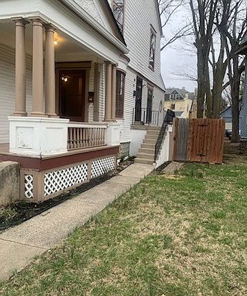 3rd image of 827 W Grand Ave