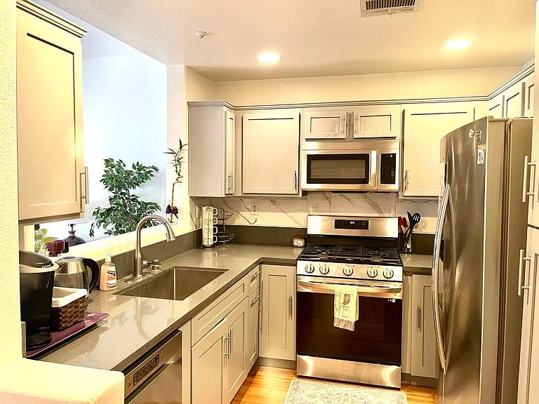 184 N Madison Ave — Photo 9