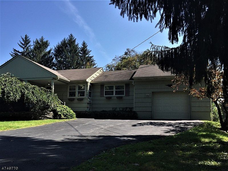 1st image of 16 Lloyd Ave