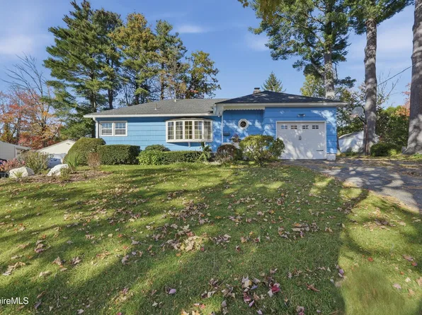 33 Highlawn Dr, Pittsfield, MA 01201