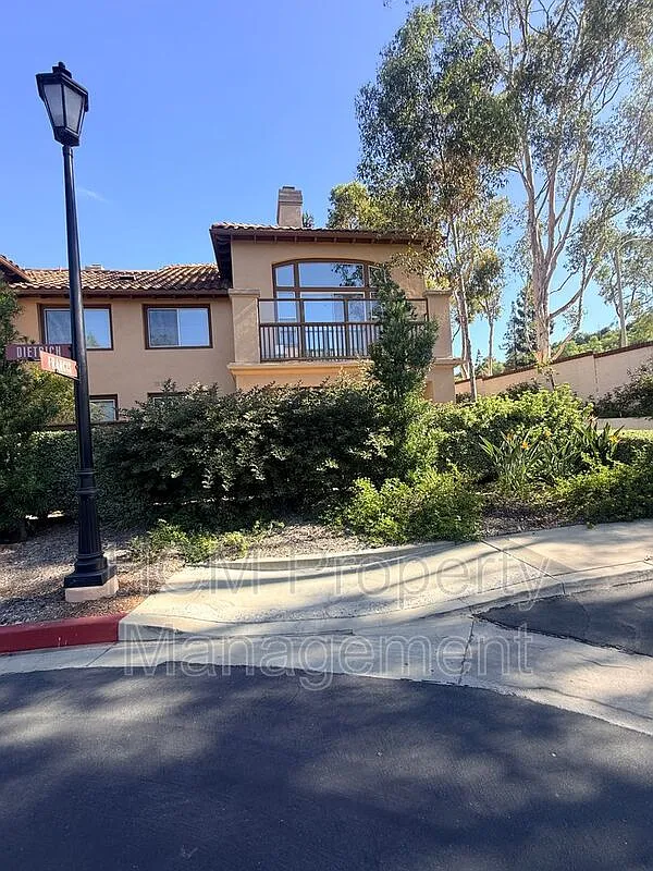 2 bed, 2.0 bath, 1053 sqft, $3,200 — Photo 2