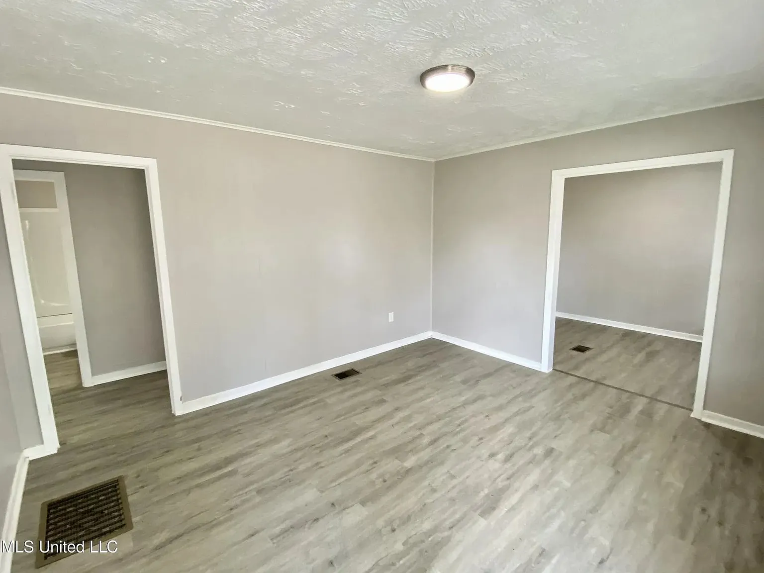 3 bed, 1.0 bath, 822 sqft, $797 — Photo 2
