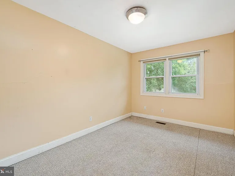 204 Alexandria St — Photo 8