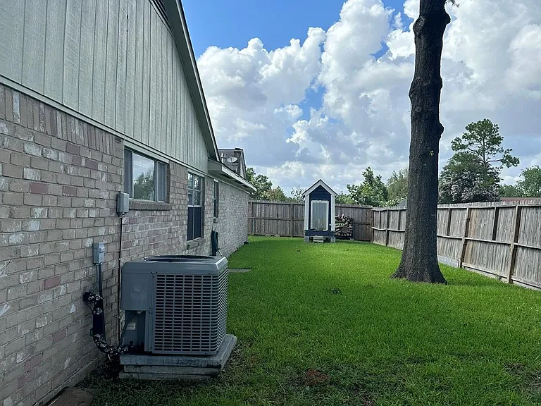 11702 Brighton Ln — Photo 2
