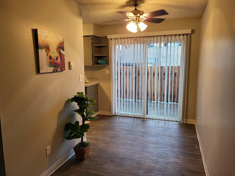 Townhouse Square Apartments — Photo 7
